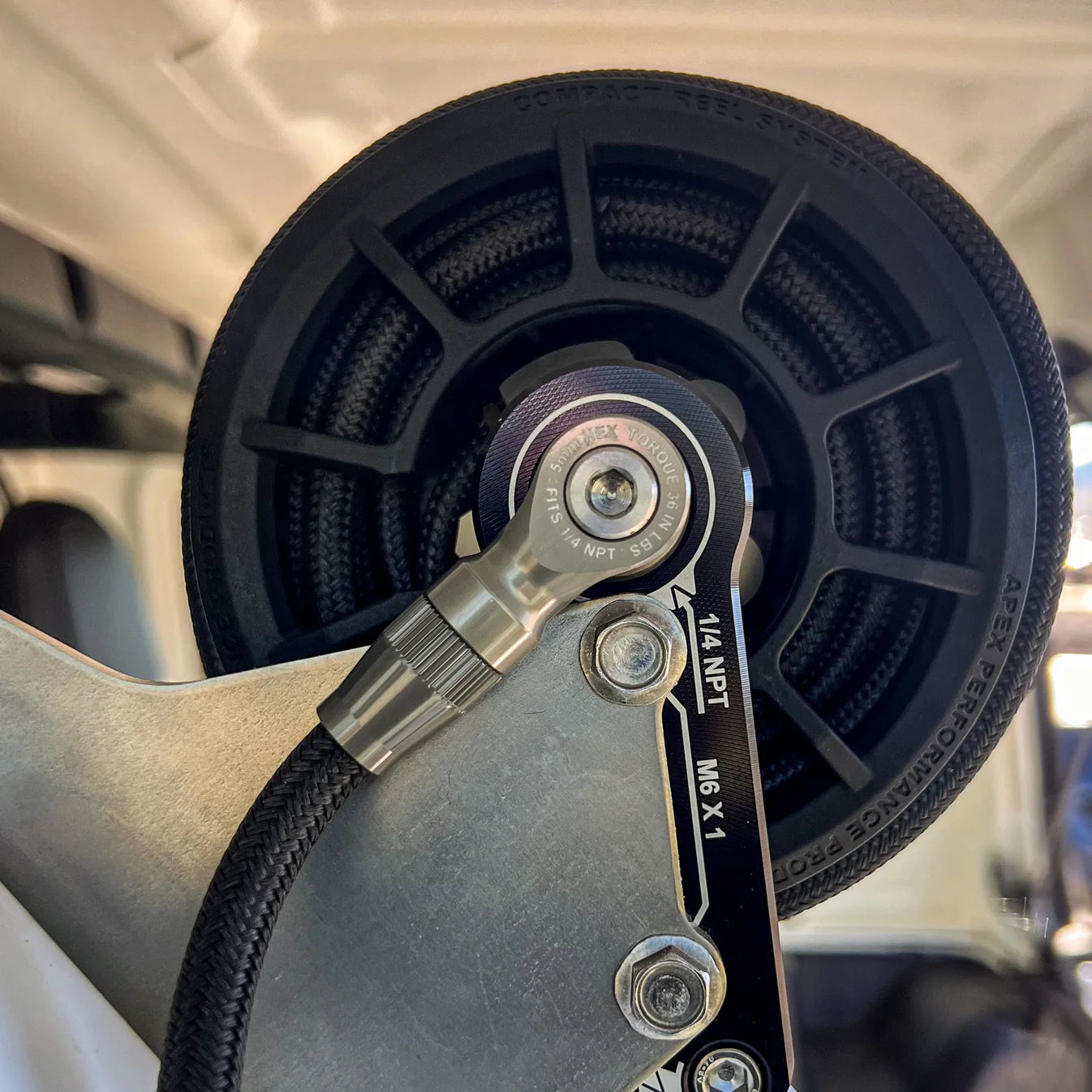 APEX DESIGNS - Banjo Fitting for CRS - 1/4 NPT to Apex 3/8 Braided Air Hose